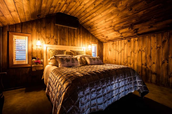 "Malazi mazuri katika sehemu nzuri ya peninsula. Wenyeji wenye urafiki na wakarimu. Haikuweza kukosea kitu. Moto ni kituo cha kuvutia cha The Acorn. Kitanda kizuri sana pia. Nitapendekeza kwa marafiki na familia!"