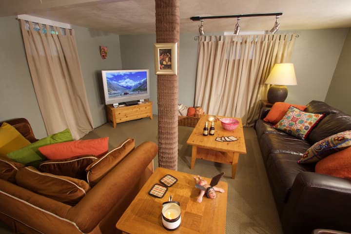 Acogedora sala de televisión en la planta baja con sofá cama