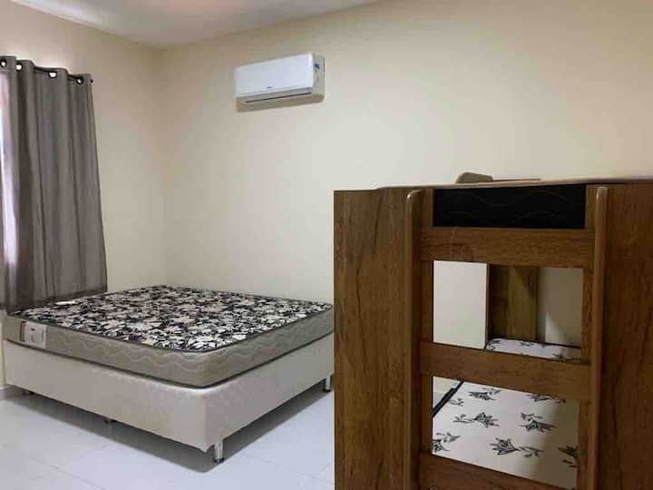 Chumba cha 1 cha kulala,
kitanda cha ghorofa na kisanduku chenye viyoyozi viwili
