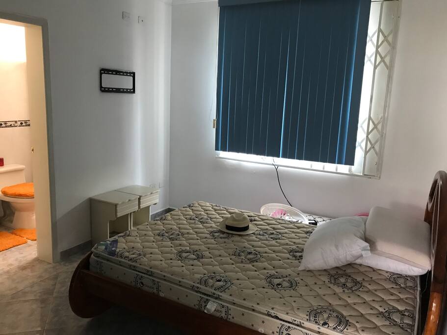 Dormitorio Master con baño y cama para un/una niño/niña menor de 12 años