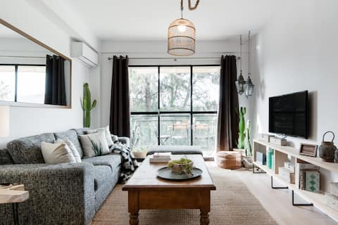 Popular Airbnb listing: The Boho-Chic Oasis, Centric Apartment & Carpark in El Ejido