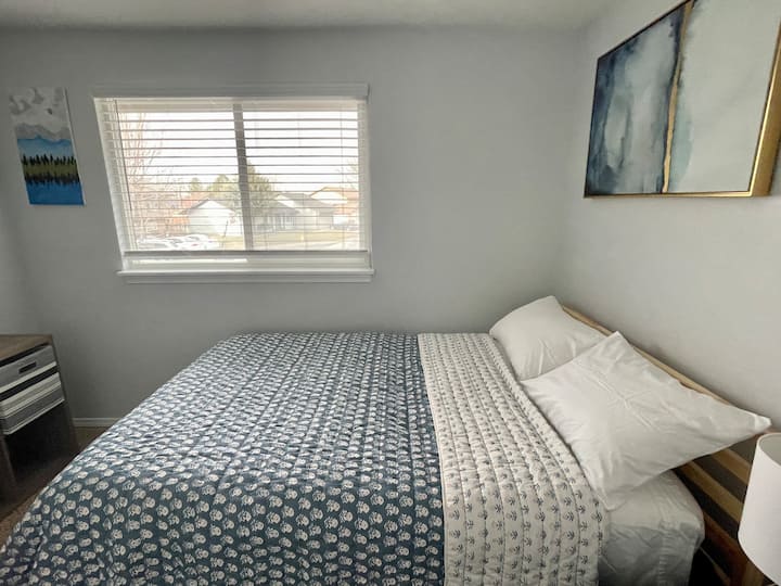 Alpine Heights Cozy private room, near the mall! Houses for Rent in