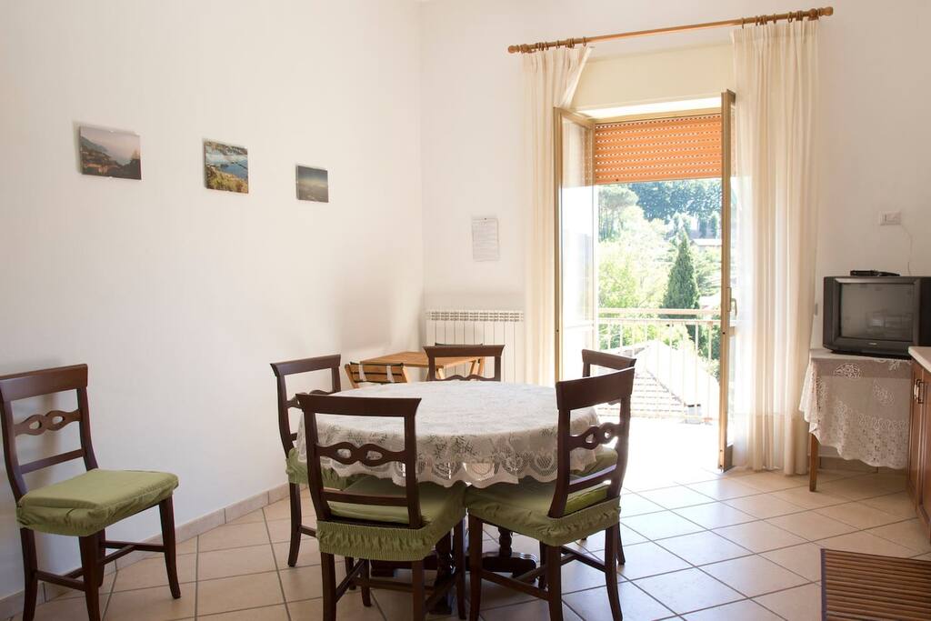 Kitchen/Dining area with balcony access