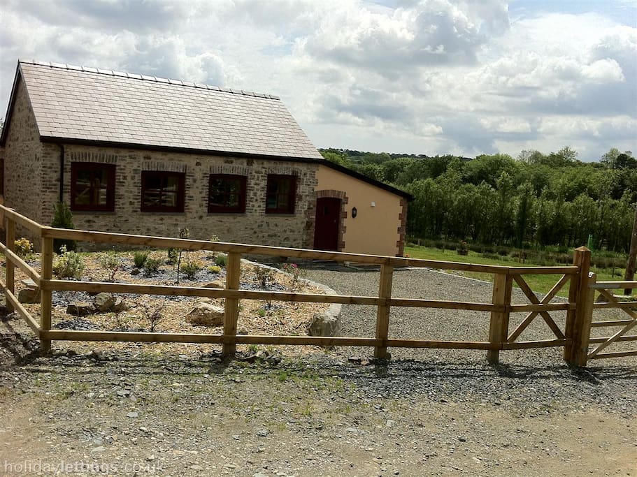 Beudy Bach with front parking area