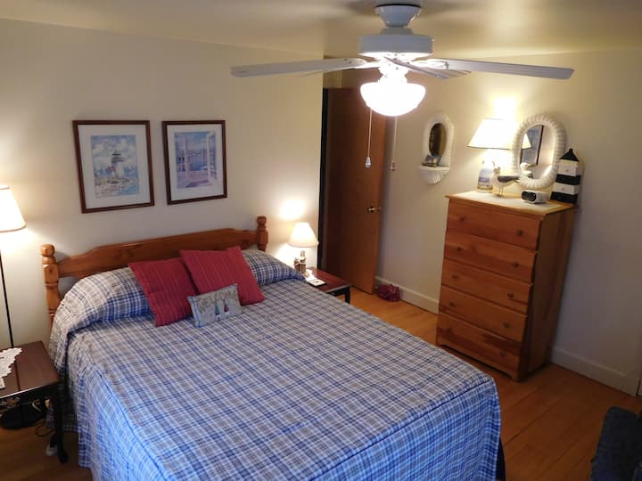 Comfortable master bedroom with queen size bed. All bedrooms are on the second floor and have chest of drawers and closets. The 2 queen bedrooms have ceiling fans.