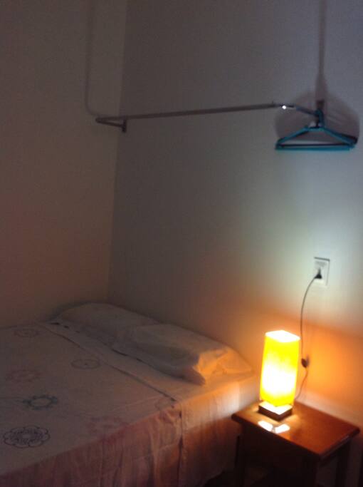 Quarto 1 com cama de casal e arara longa.