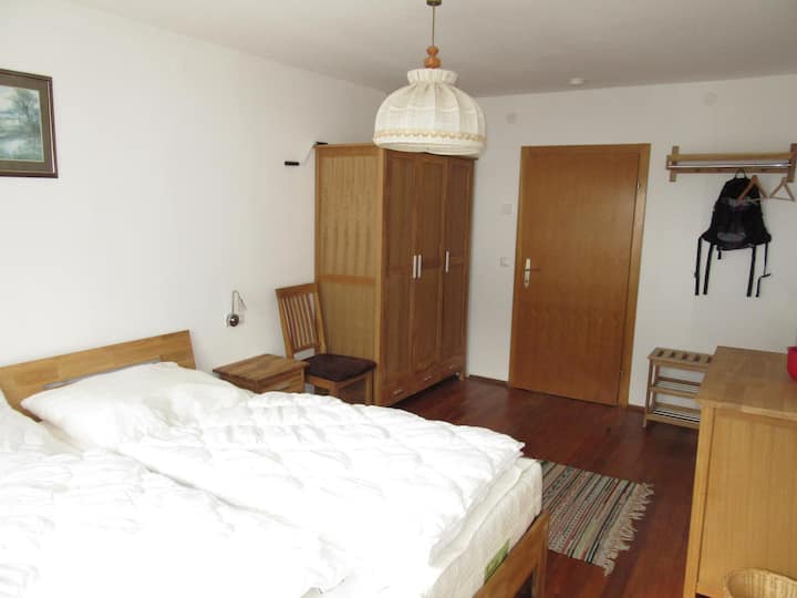 חדר שינה ראשון עם מיטה זוגית בקומת הקרקע...