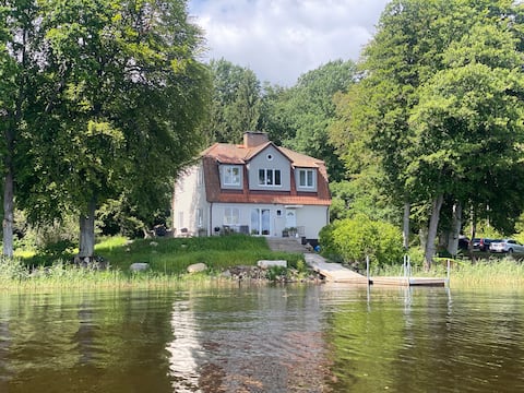 Large house by Lake Åsnen with private jetty and Jacuzzi
