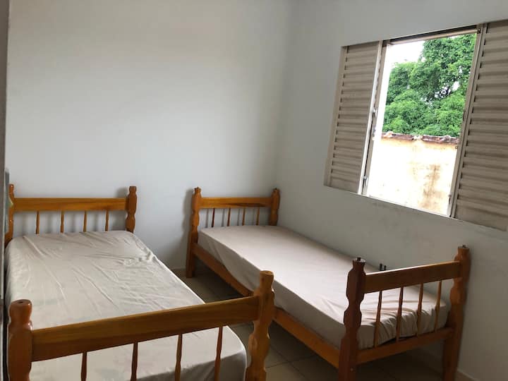 Საძინებელი 2 ტყუპი საწოლით და კარადა ტანსაცმლისთვის 