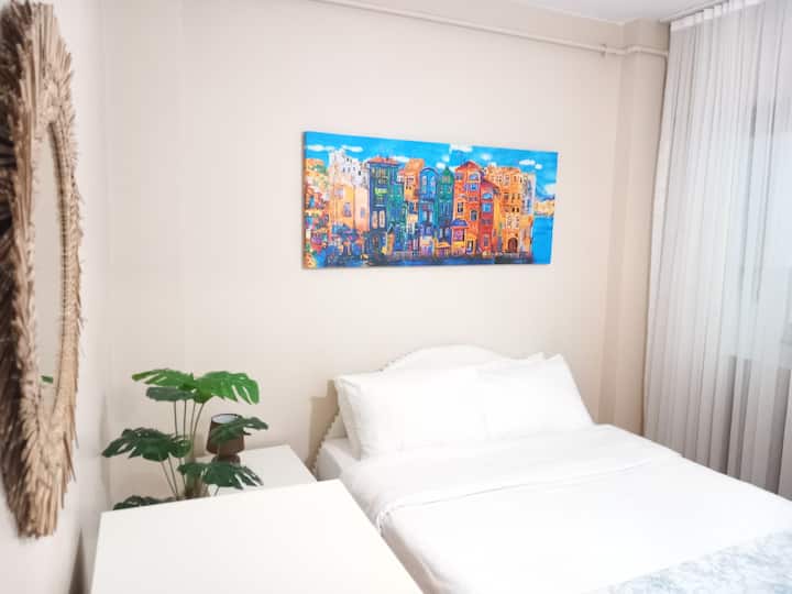 Spavaća soba je čista i prostrana.