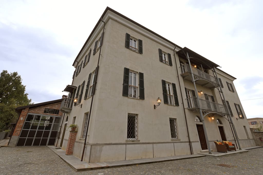 Vista della villa laterale la stanza si trova sulla porta finestra laterale al balcone