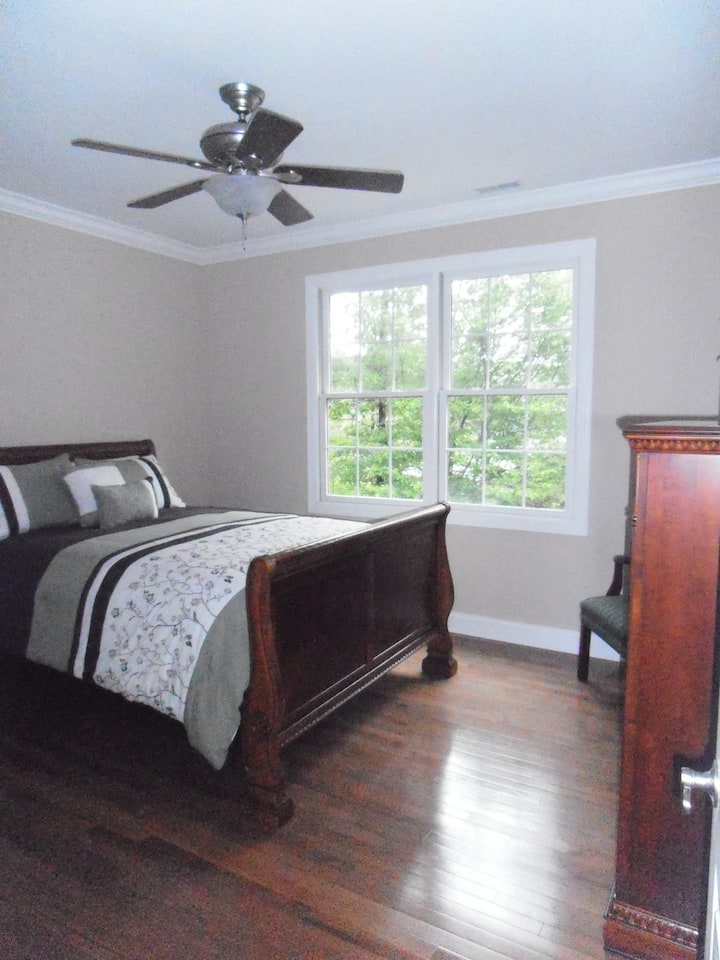 غرفة نوم في الطابق العلوي 1