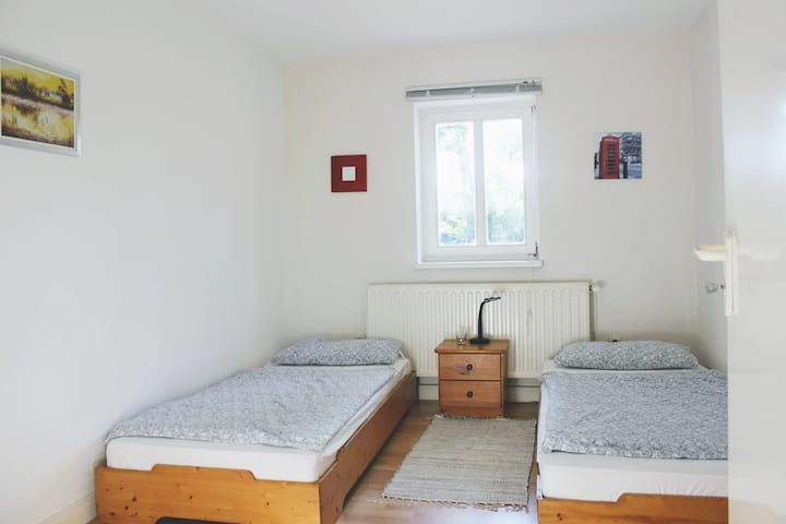 La petite chambre avec les lits superposés