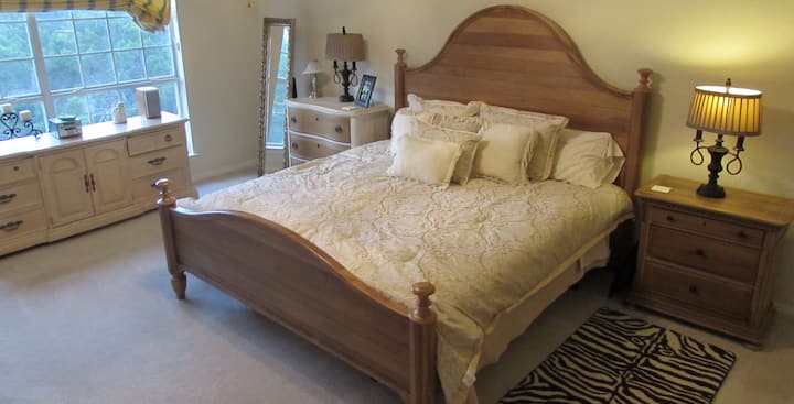 四间卧室之一。  这间客房配有特大号睡眠凝胶泡沫床垫、500 Plus棉床单、床头柜、床头照明和充电站。