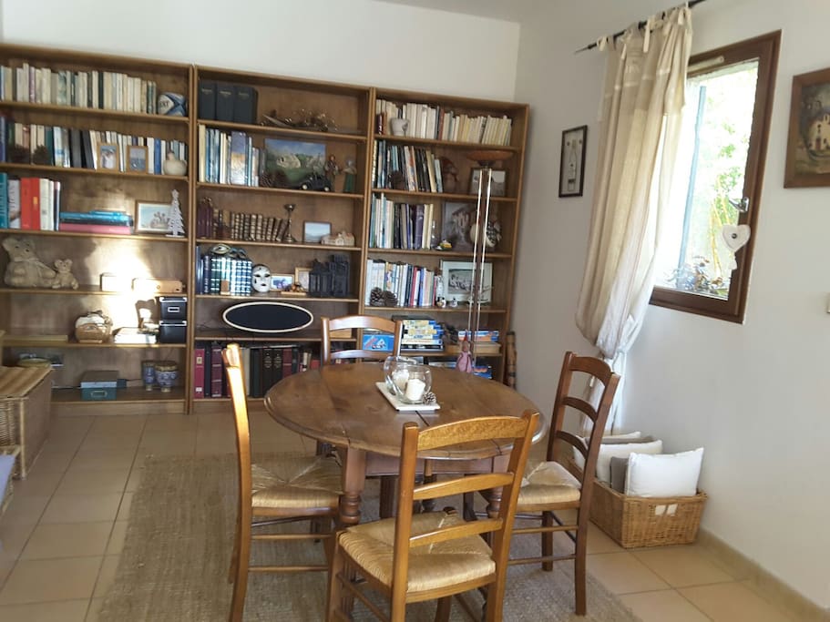 Salle à manger, table avec rallonges.