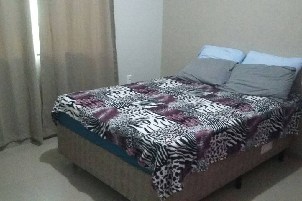 quarto 1 : cama Queen e guarda roupas !