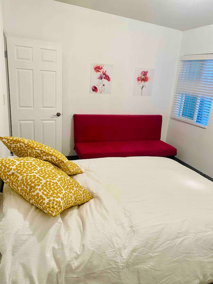 Manželská posteľ a rozkladacia pohovka s futónom 