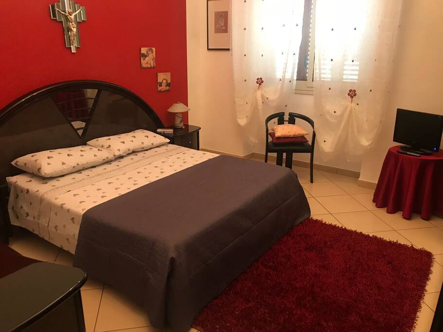 Camera da letto matrimoniale molto ampia con possibilità di aggiungere lettino