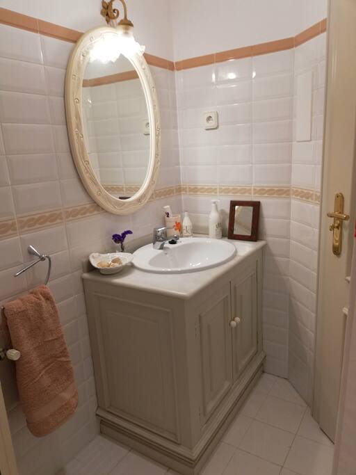 BAÑO INDIVIDUAL CON BAÑERA Y DUCHA