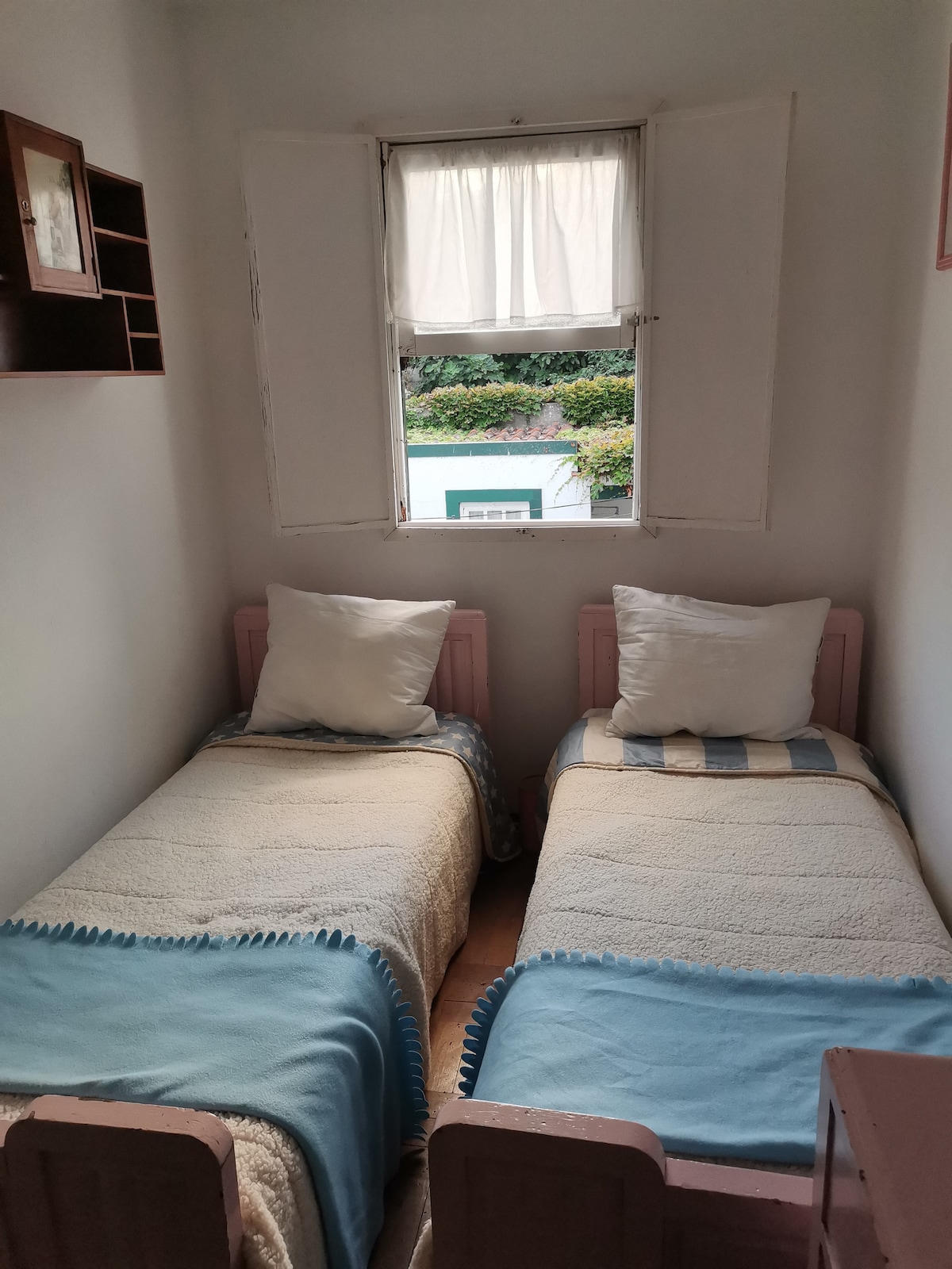 Кула со двокреветна соба - поглед на двор и градина