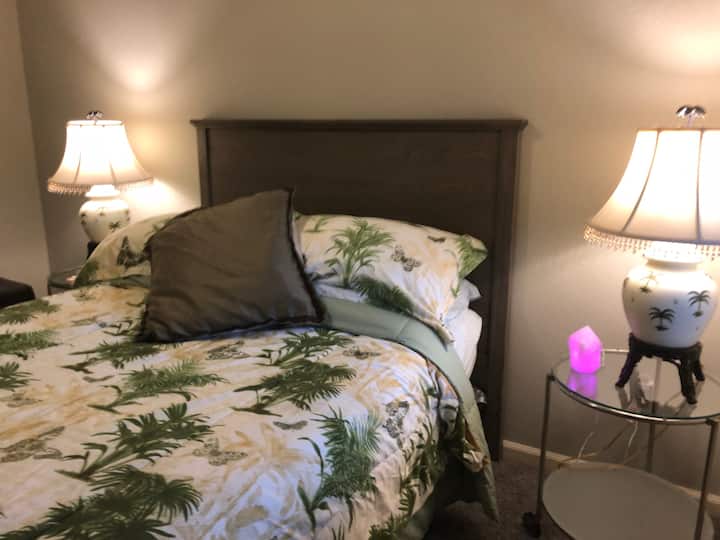 Стая тип Куин с матрак от мемори пяна с дистанционно управление с електрическо управление, който може да се регулира за сядане, четене и др. С вибриране за крака и гръб. 