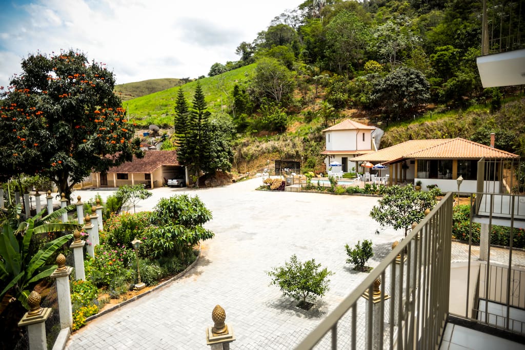 estacionamento e jardins