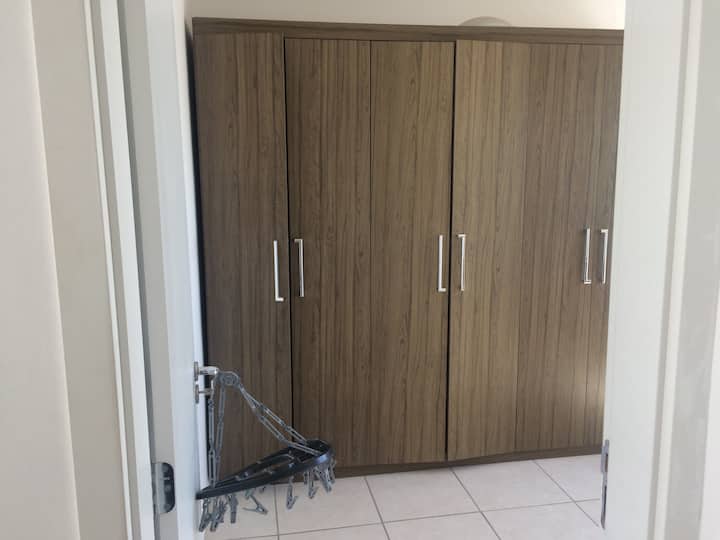 Një tjetër dhomë gjumi me një gardërobë dhe asgjë tjetër, vetëm hapësira të lira.