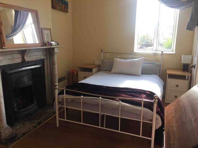 Steps to City Centre, for  Women only