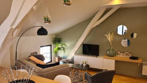 Le petit Boudoir
In the heart of Souillac city center, in Place de la Halle and its market