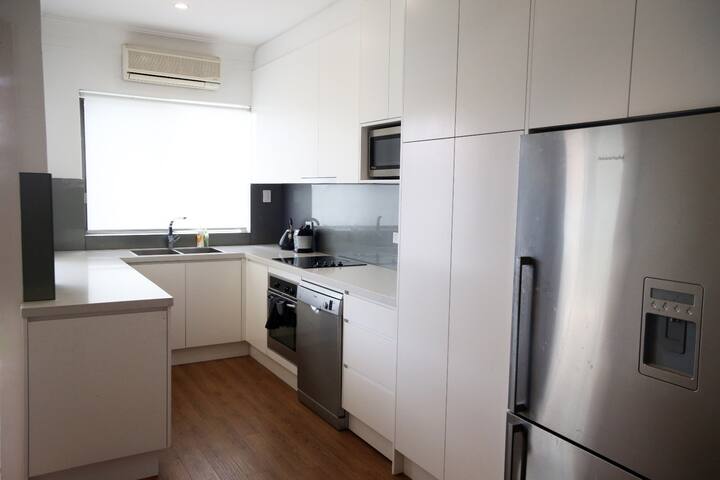 Beautiful BONDI BEACH Beachside House 3 bd 4-6 ppl gallery image 4