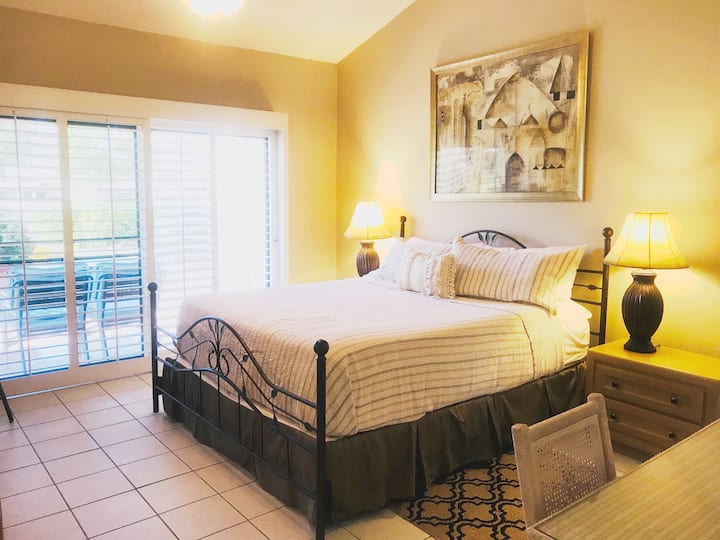 Spálňa pre hostí s matracom California King.