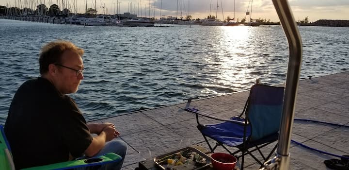 Boat in Cleveland · ★5.0 · 2 bedrooms · 3 beds · 1.5 baths