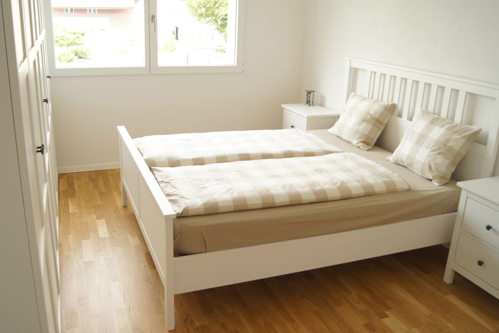 Schlafzimmer
1x Doppelbett
1x Einzelbett
1x Kleiderschrank