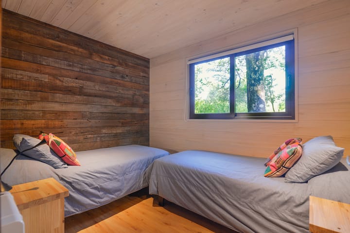 El dormitorio adicional cuenta con dos cómodas camas de una plaza.
El dormitorio adicional tiene dos cómodas camas individuales.