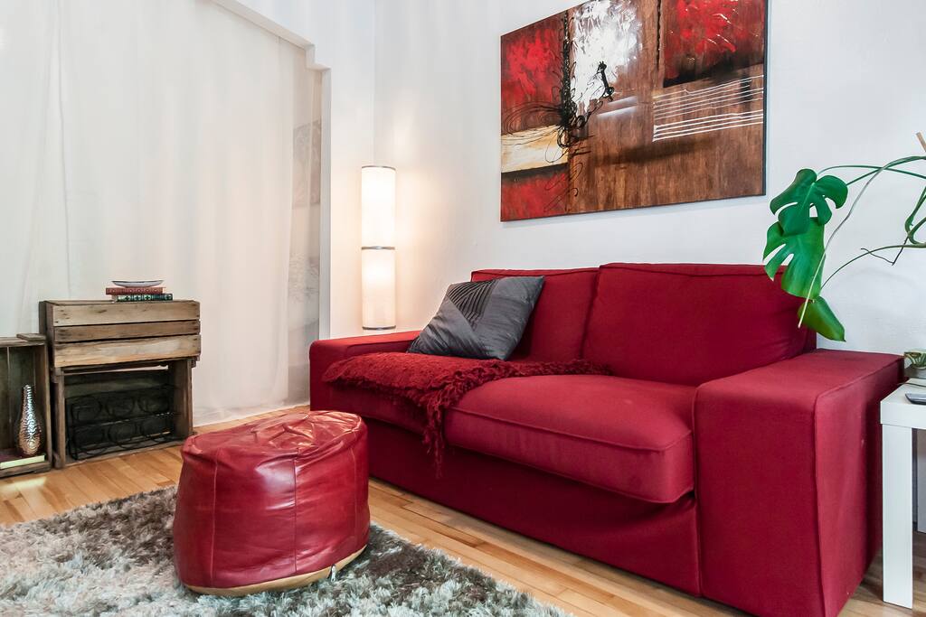 Beau salon coloré, éclairée et confortable; avec 1er balcon / Cozy, colorful and well lighted living room; 1st balcony