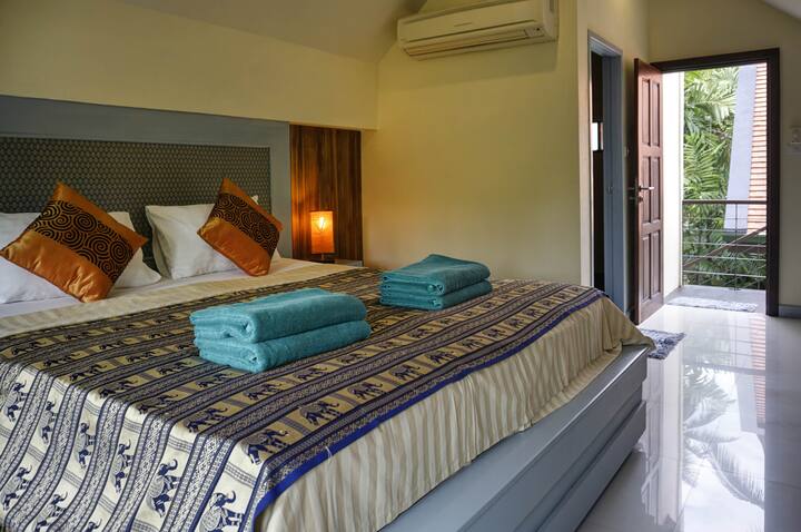 ห้องนอนปรับอากาศ 2 ที่มีทางเข้าของตัวเองให้ความเป็นส่วนตัว ห้องน้ำในตัวเตียงคิงไซส์