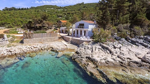 "Villa Mendes" - new seafront villa with pool