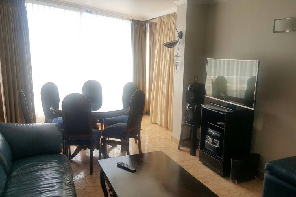 Televisión por cable con TV led 40" y equipo de sonido.