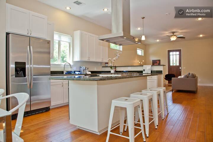 Modern Bungalow + Guest House in East Downtown gallery image 2