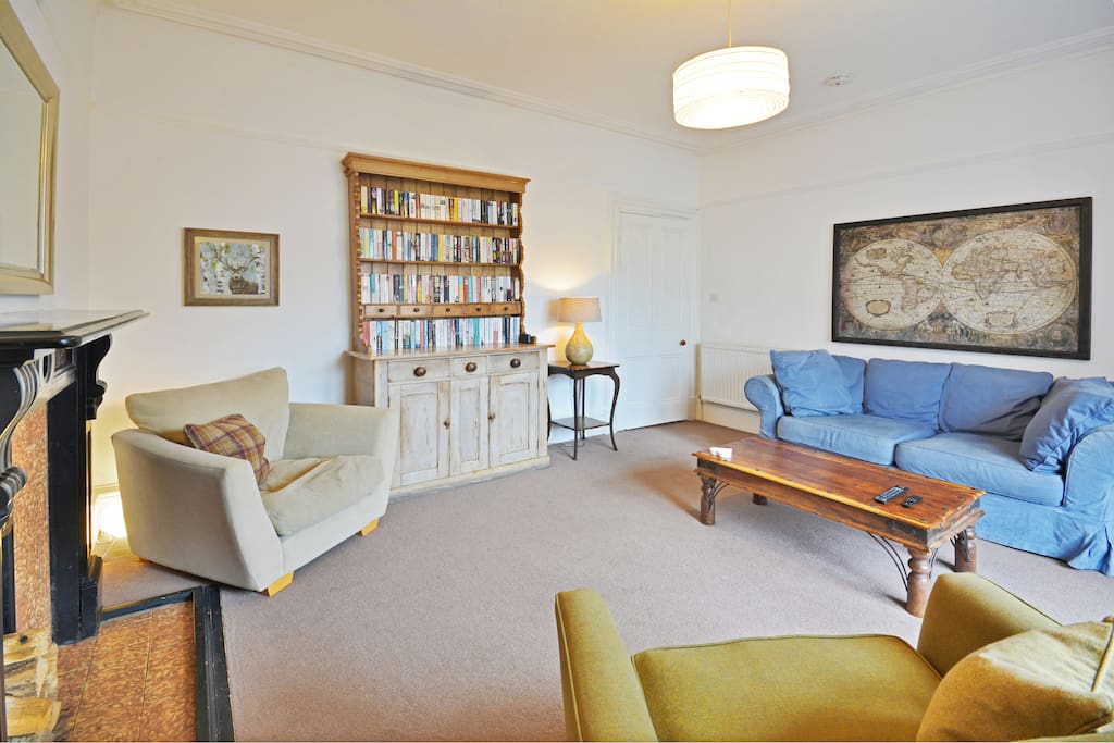 Sitting room - plenty of seating for 5.