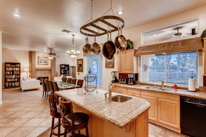 Stunning Las Vegas Estate! gallery image 3