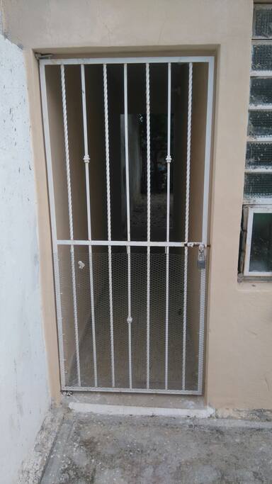 acceso a los departamentos con su propia reja para seguridad