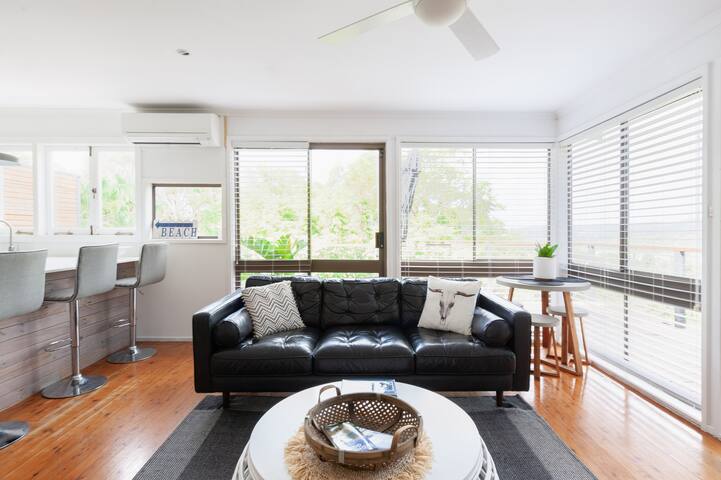 Pittwater View – Coastal Beach house with spa gallery image 3