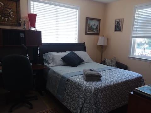 10 min to Tesla, rm 1st fl w/TV & private bathroom