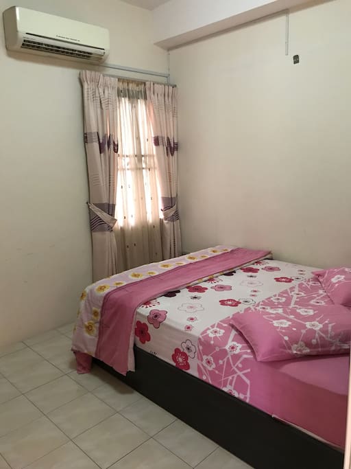 Bedroom 2: Queen Size Bed