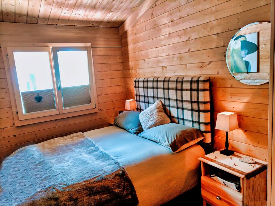 Luxury bed mattresses/bedding & Blackout blinds in both bedrooms. Touch sensor lamps with 3 brightness levels
