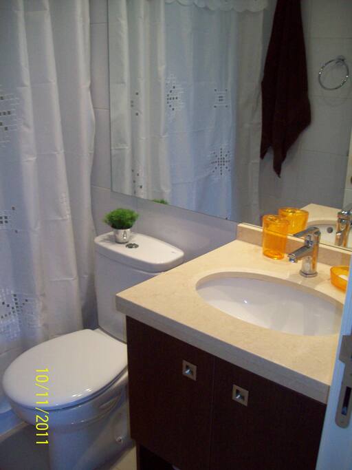 Baño Con Tina Toallas / Jabón /Papel Higiénico
