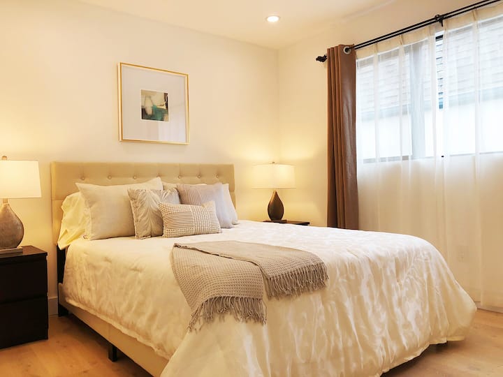 Spálňa 3. 10 stôp * 12 stôp. Jedna menšia manželská posteľ s matracom na vrchnom vankúši.