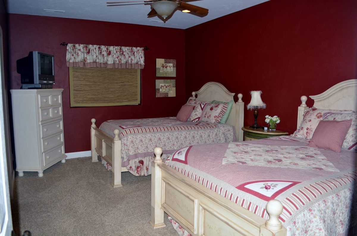 تحتوي غرفة النوم رقم7 على سريرين بحجم كبير وحمام داخلي.