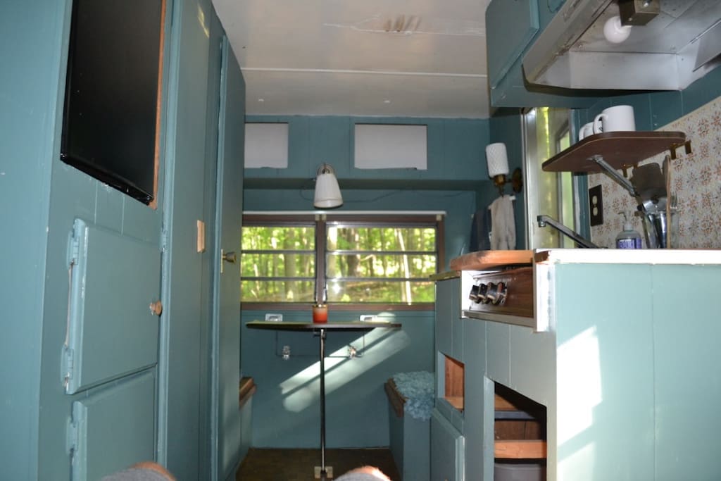Eat-in kitchen, transferable to a single bed.